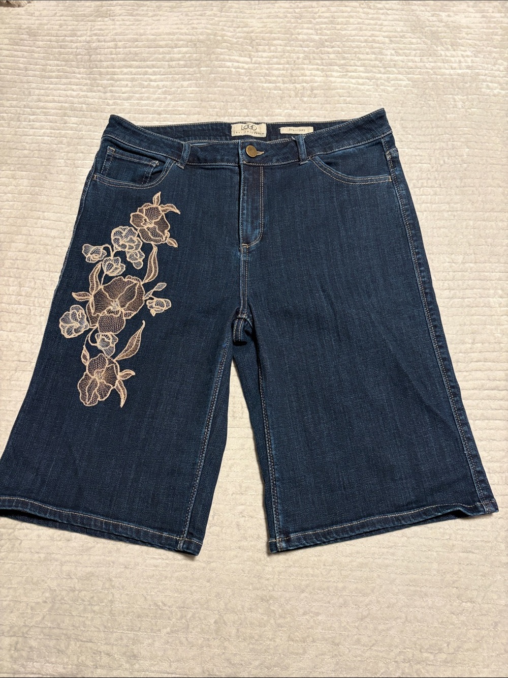 Logo Lori Goldstein Jean Shorts